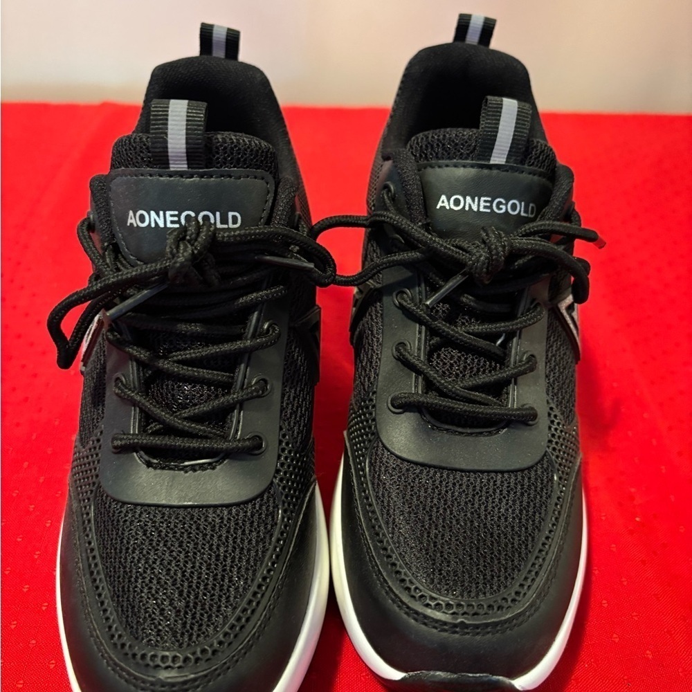 AONEGOLD Black Sneakers